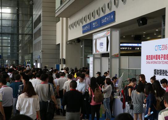 正在排隊(duì)入場(chǎng)的觀(guān)眾 正在排隊(duì)入場(chǎng)的觀(guān)眾